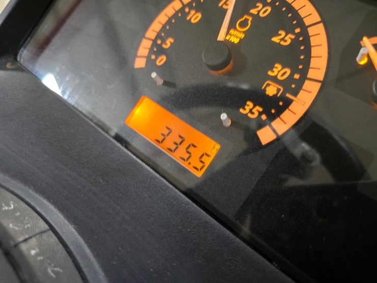 2014-john-deere-1025r-image-29