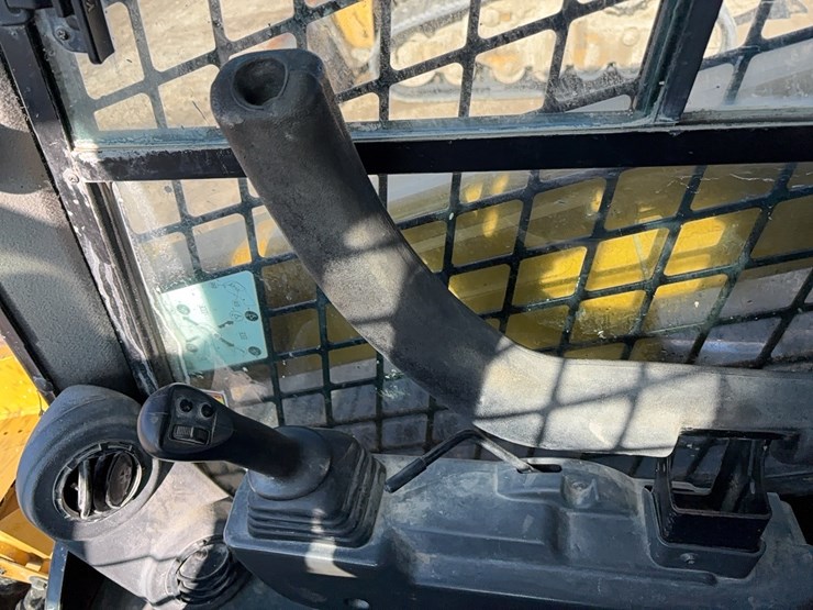 2020-caterpillar-279d3-image-16