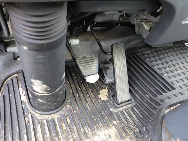 2010-isuzu-npr-image-21