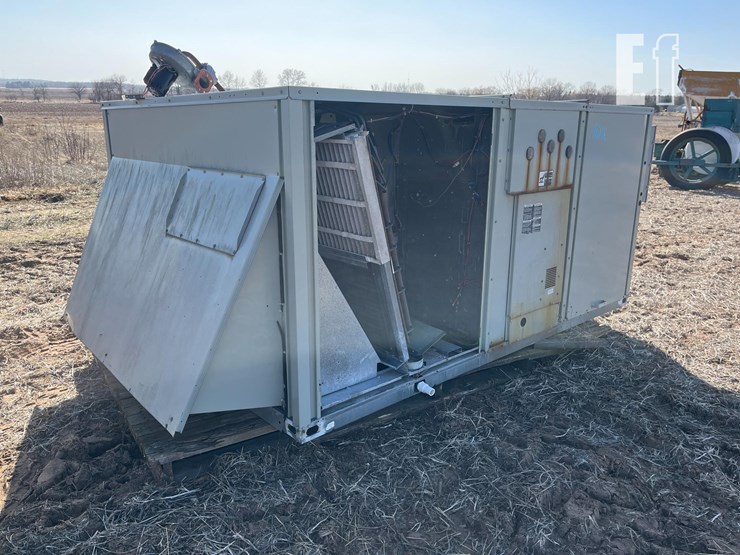 trane-rooftop-heating-/-air-conditioning-unit-image-1