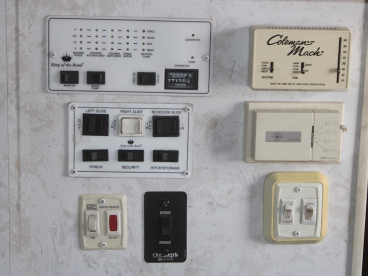 #3041-•-2002-king-of-the-road-royalite-34ft-camper-trailer-image-33