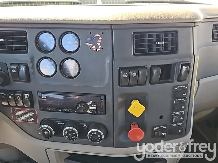peterbilt-579-image-37