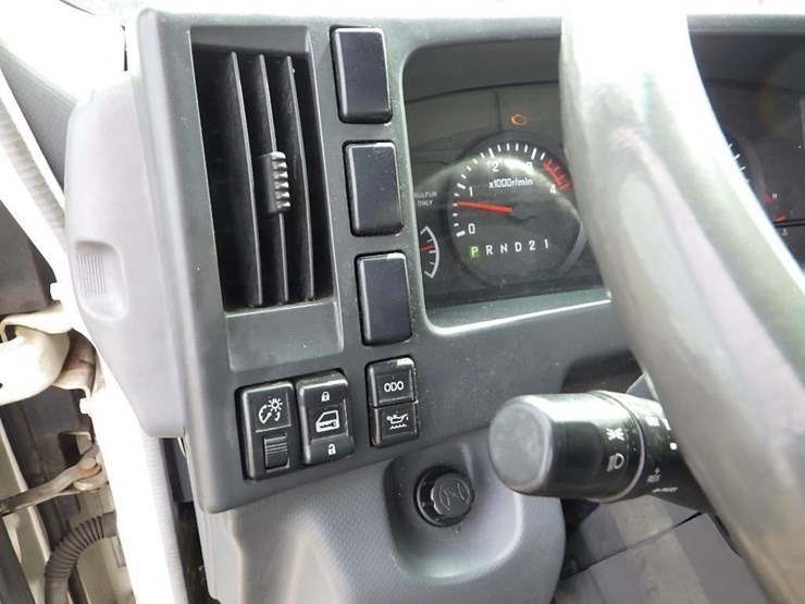 2010-isuzu-npr-image-25