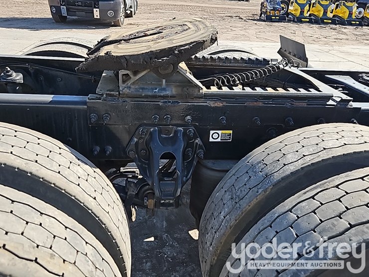 peterbilt-579-image-9