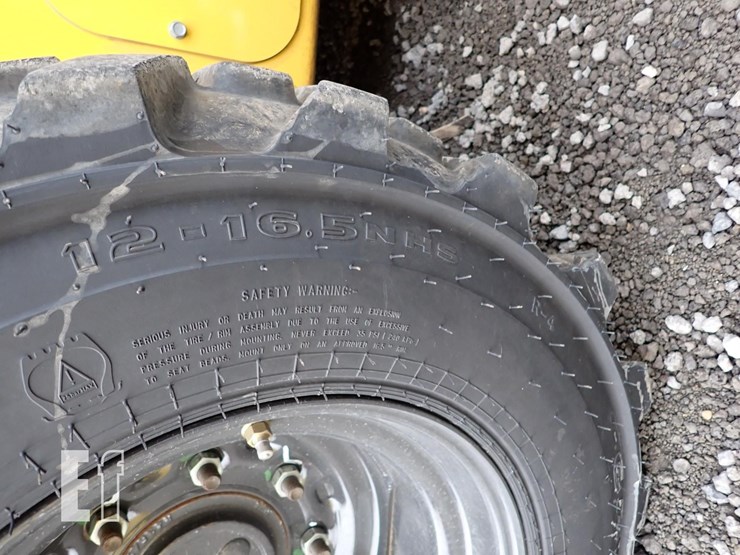 new-holland-l320-image-6