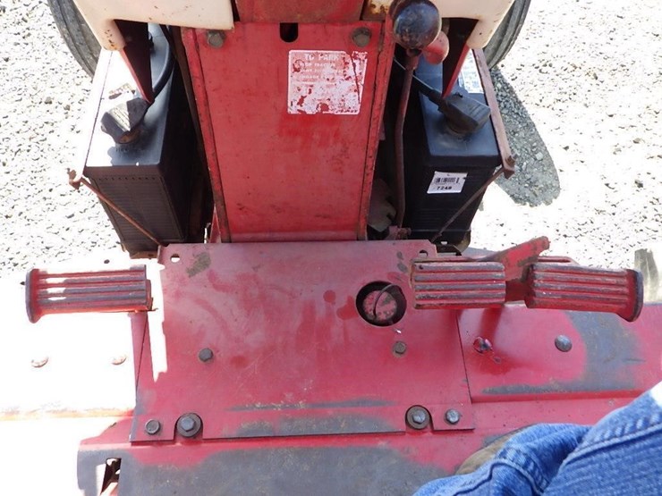 international-f1066-tractor-image-39