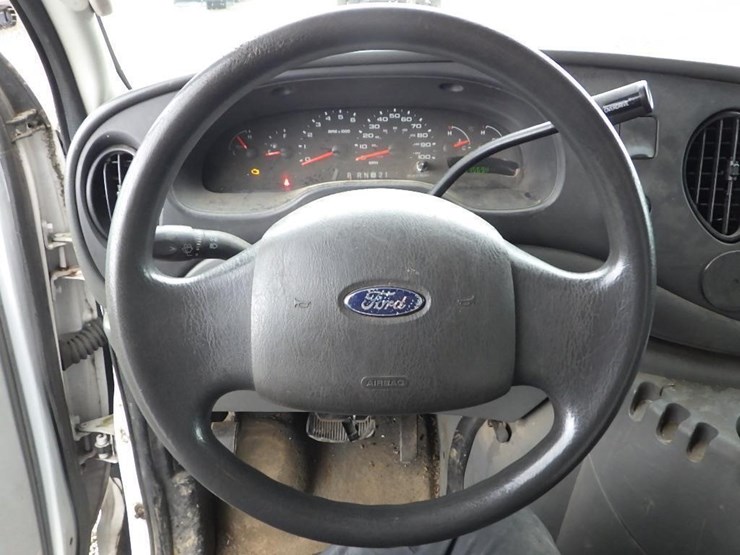 2004-ford-e350-image-33