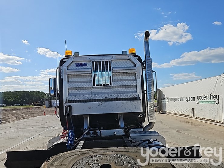 peterbilt-579-image-19