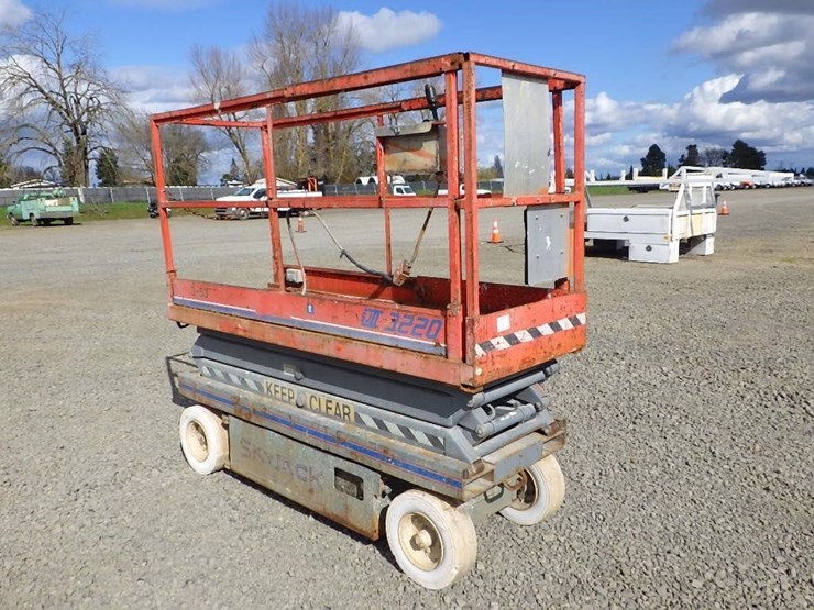 1997-skyjack-sj-3220-scissor-lift-image-3