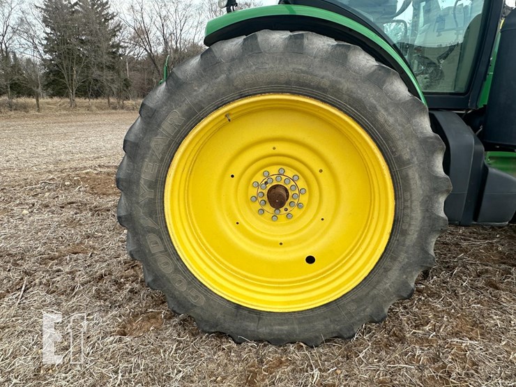 john-deere-8235r-image-6