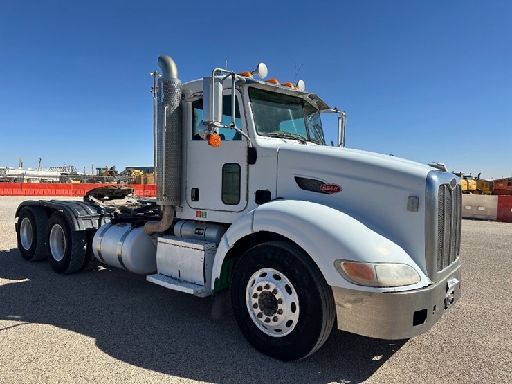 2010-peterbilt-384-image-3