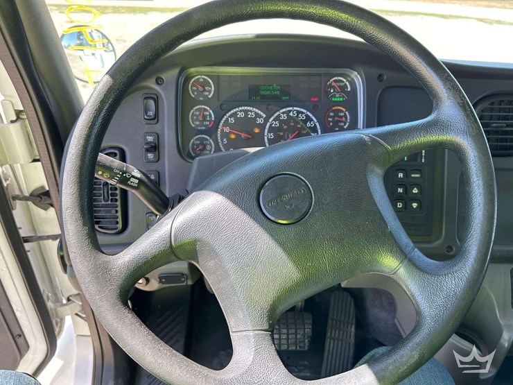 2018-freightliner-m2-106-image-14