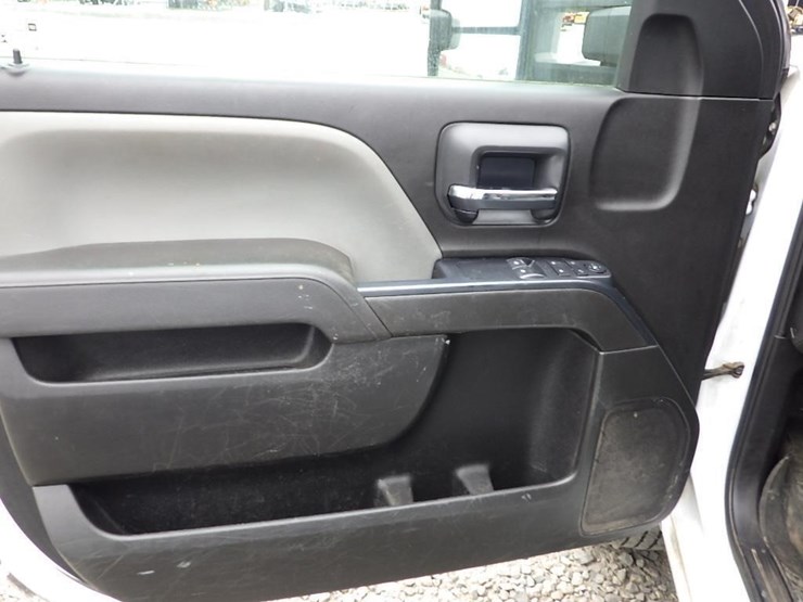 2017-chevrolet-2500-image-25