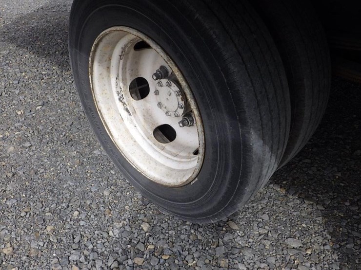 2010-isuzu-npr-image-16