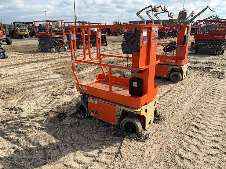 2017-jlg-1230es-image-2