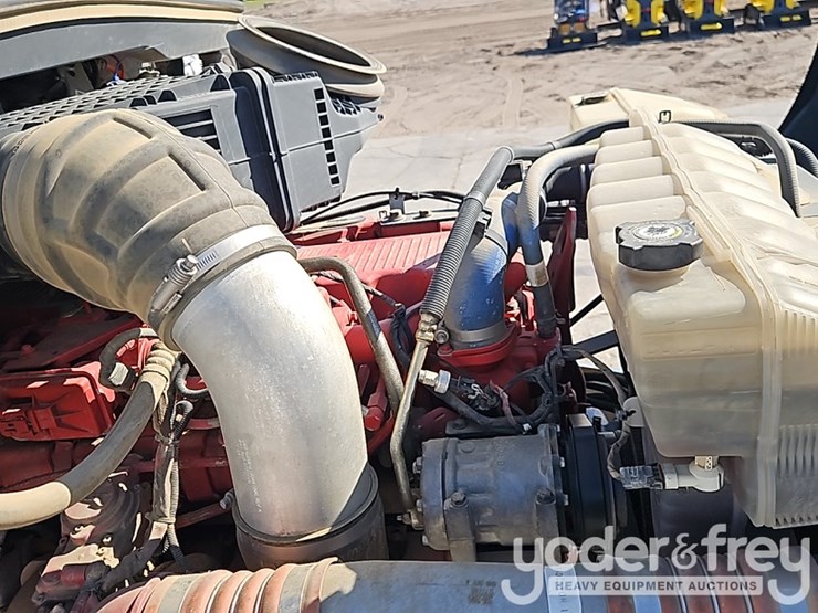 peterbilt-579-image-32