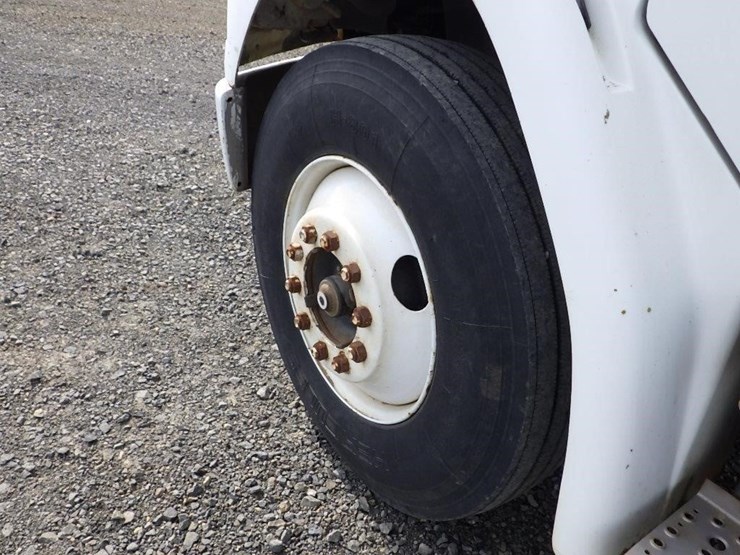 1996-freightliner-fl70-image-28