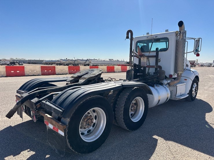 2010-peterbilt-384-image-6