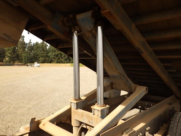 1996-freightliner-fl70-image-46