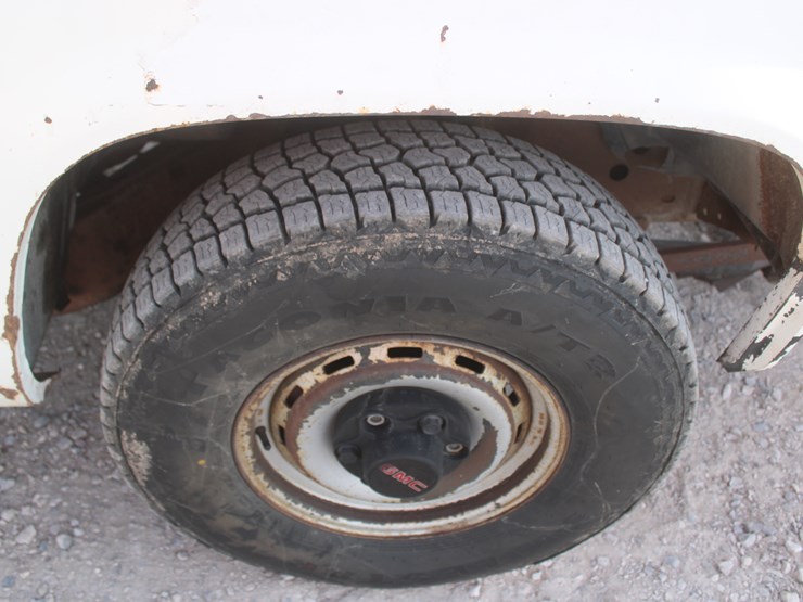 #3038-•-1992-gmc-seirra-single-cab-pickup-image-40