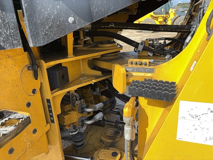 2025-caterpillar-926m-image-10