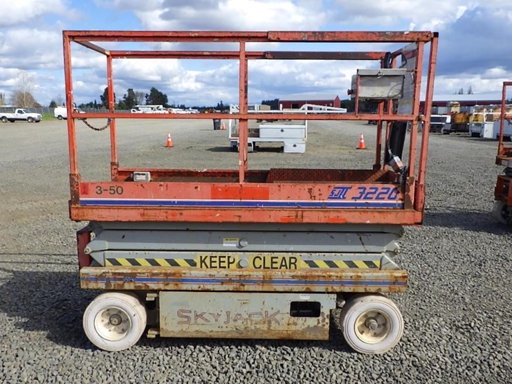 1997-skyjack-sj-3220-scissor-lift-image-4
