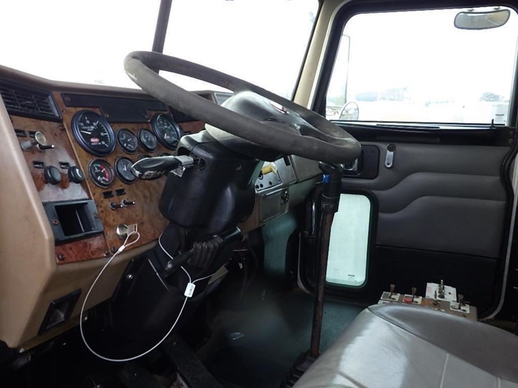 2007-peterbilt-335-image-23