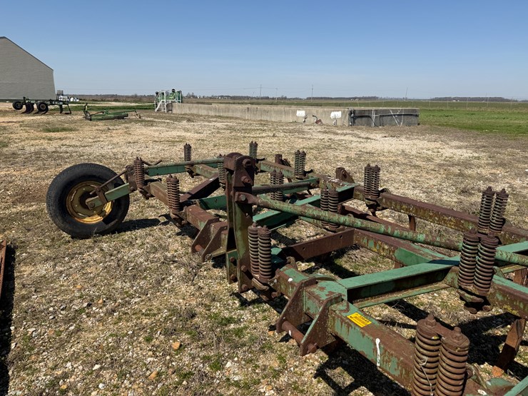 john-deere-100-image-30