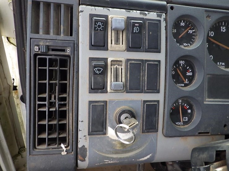 1996-freightliner-fl70-image-38