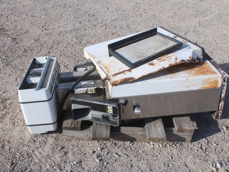 #3018-•-antique-fuel-pump-image-1