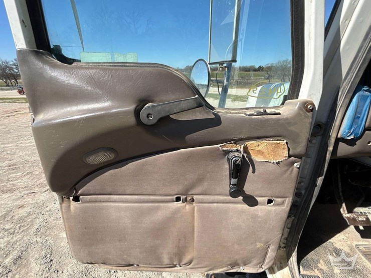 2004-mack-613-concrete-mixing-truck-image-11