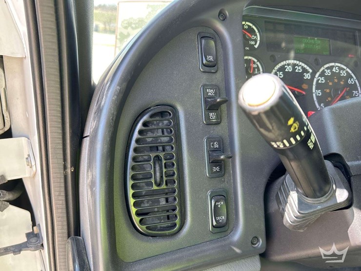 2018-freightliner-m2-106-image-15