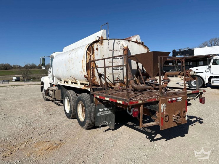 2004-mack-613-concrete-mixing-truck-image-3