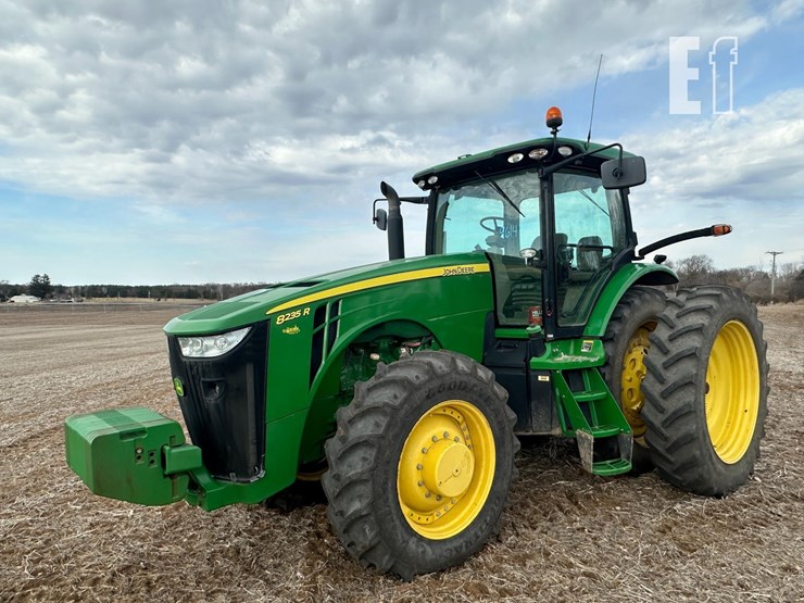 john-deere-8235r-image-1