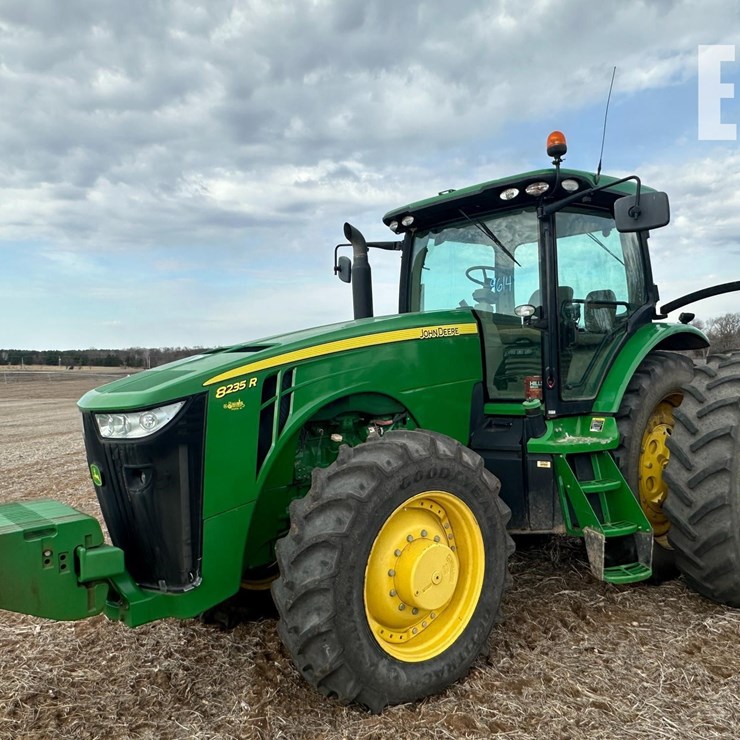 JOHN DEERE 8235R