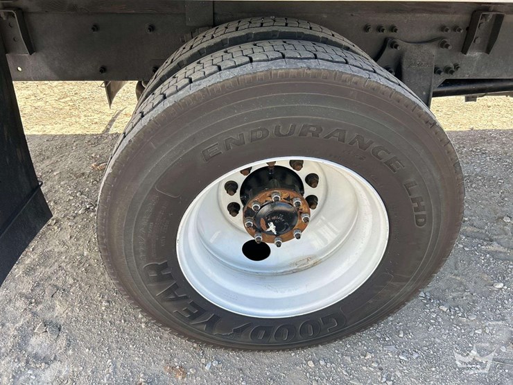 2018-freightliner-m2-106-image-29