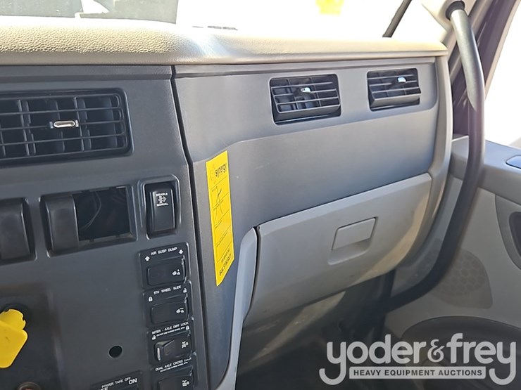 peterbilt-579-image-36