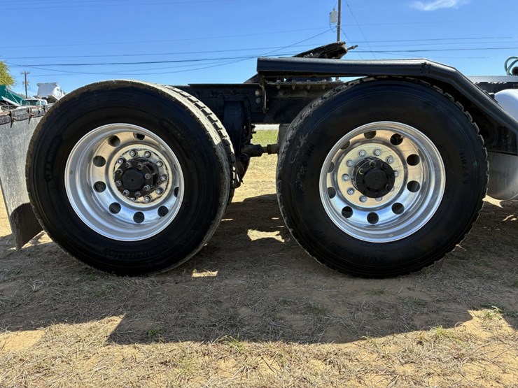 2012-peterbilt-367-image-12