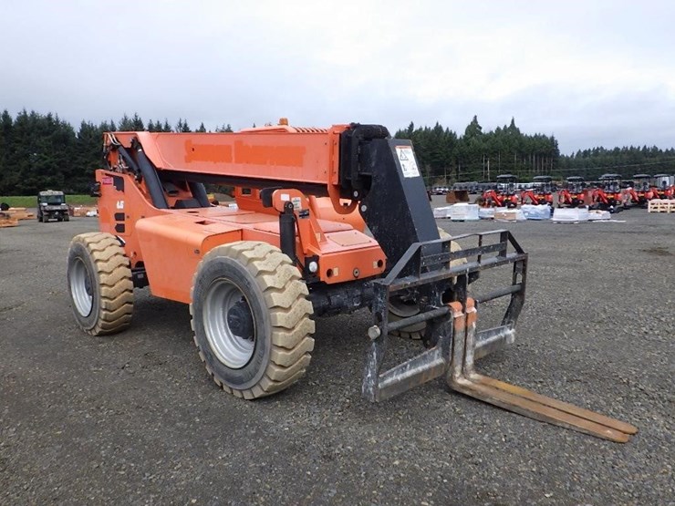 2015-jlg-8042-image-3