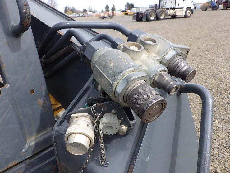 2017-deere-317g-image-19