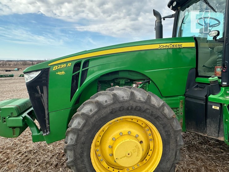 john-deere-8235r-image-11