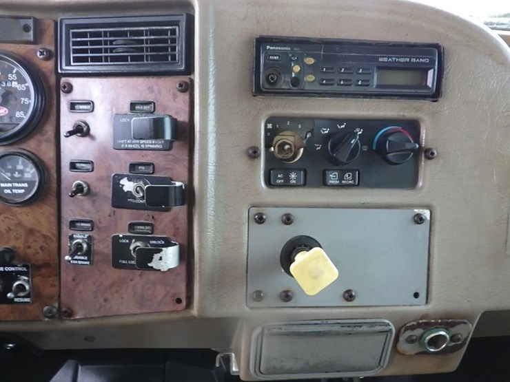 2007-peterbilt-335-image-28