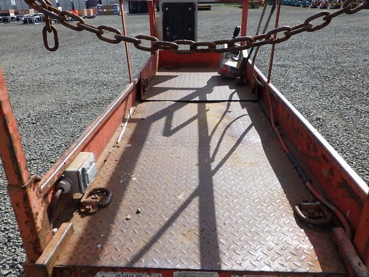 1997-skyjack-sj-3220-scissor-lift-image-10