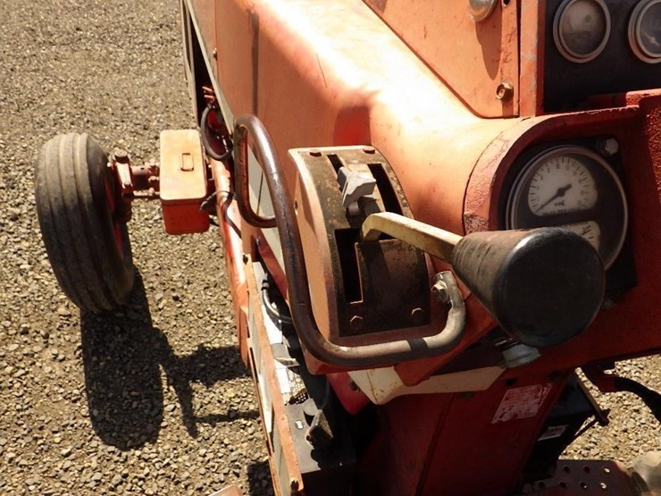 international-f1066-tractor-image-31