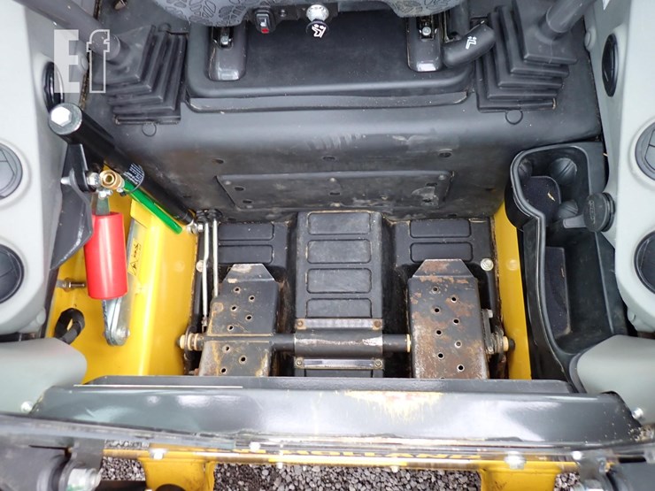 new-holland-l320-image-14