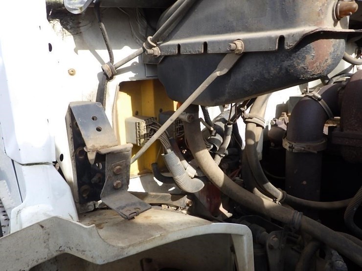 1996-freightliner-fl70-image-21