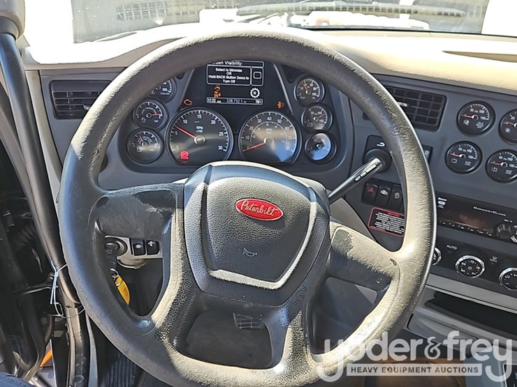 peterbilt-579-image-42