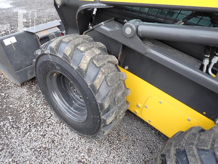 new-holland-l320-image-10