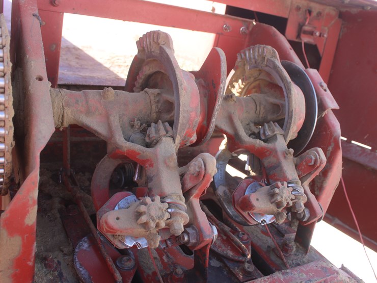 hesston-4600-image-29