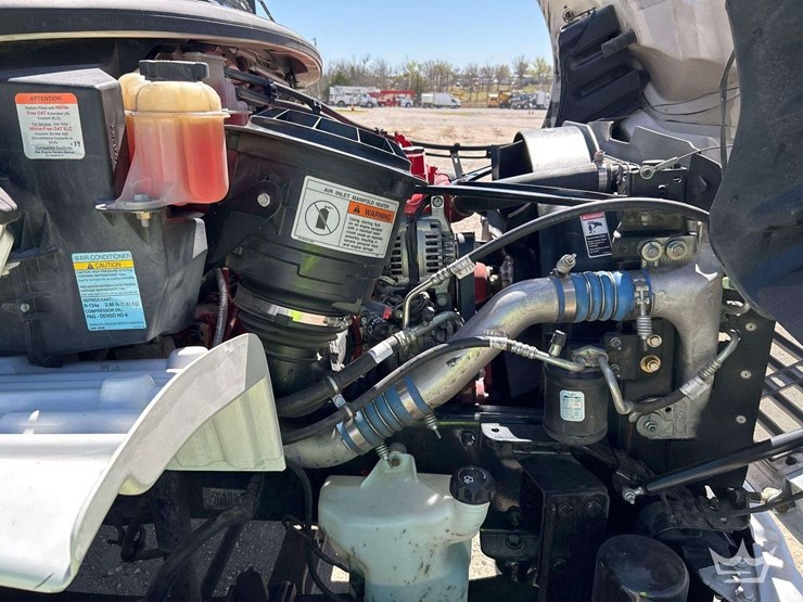 2018-freightliner-m2-106-image-10